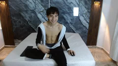 Snapshot of noahwalker__ chatting on April 2026 11:09:01 AM online show from April 2026 11:09:01 AM