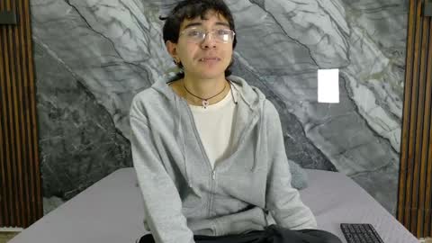 Snapshot of noahwalker__ chatting on May 2026 11:05:02 AM online show from May 2026 11:05:02 AM