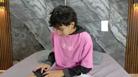 Snapshot of noahwalker__ chatting on May 2026 11:07:02 AM online show from May 2026 11:07:02 AM