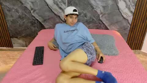 Snapshot of noahwalker__ chatting on May 2026 11:06:01 AM online show from May 2026 11:06:01 AM