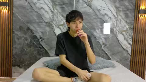 Snapshot of noahwalker__ chatting on May 2026 11:07:01 AM online show from May 2026 11:07:01 AM