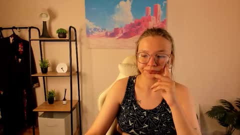 Snapshot of noora_moore chatting on October 2025 12:32:01 AM NOORA online show from October 2025 12:32:01 AM