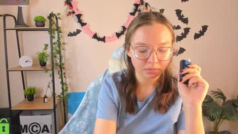 Snapshot of noora_moore chatting on November 2025 12:54:01 AM NOORA online show from November 2025 12:54:01 AM