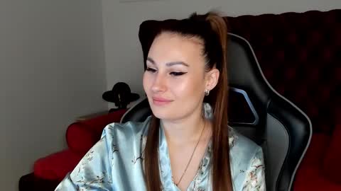 NoraFoxes online show from November 2025 05:21:01 AM