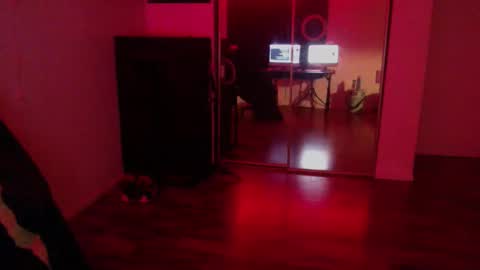 Snapshot of officialmoneyxxx chatting on December 2025 12:01:02 PM Money online show from December 2025 12:01:02 PM