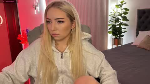 Snapshot of ohmyemma chatting on November 2025 01:19:01 AM Emma online show from November 2025 01:19:01 AM