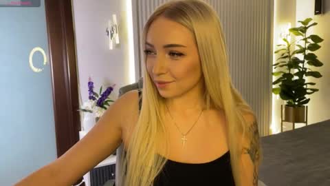 Snapshot of ohmyemma chatting on November 2025 02:09:01 AM Emma online show from November 2025 02:09:01 AM