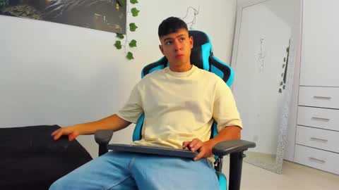 Snapshot of oliver_bray chatting on March 2025 03:05:02 PM Oliver bray online show from March 2025 03:05:02 PM