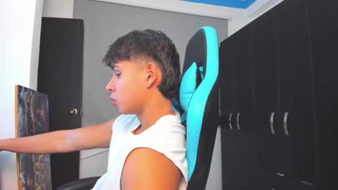 Snapshot of oliver_bray chatting on November 2025 01:39:01 AM Oliver bray online show from November 2025 01:39:01 AM