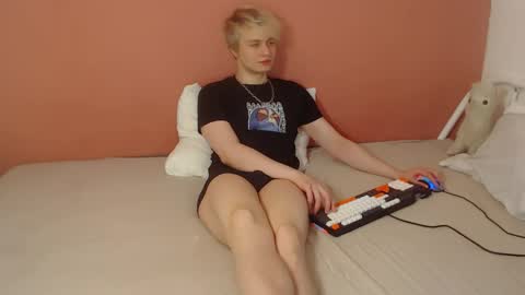 Snapshot of oliver_sweet_ chatting on April 2026 01:19:02 AM Oliver online show from April 2026 01:19:02 AM