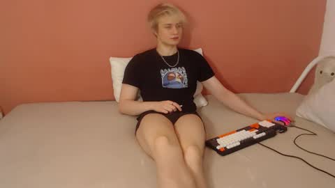 Snapshot of oliver_sweet_ chatting on May 2026 01:32:02 AM Oliver online show from May 2026 01:32:02 AM
