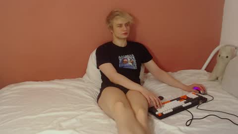 Snapshot of oliver_sweet_ chatting on May 2026 01:33:01 AM Oliver online show from May 2026 01:33:01 AM
