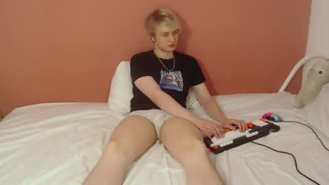 Snapshot of oliver_sweet_ chatting on May 2026 01:43:02 AM Oliver online show from May 2026 01:43:02 AM