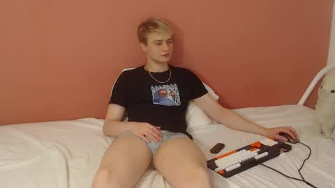 Snapshot of oliver_sweet_ chatting on June 2026 01:45:01 AM Oliver online show from June 2026 01:45:01 AM
