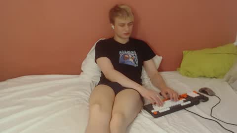 Snapshot of oliver_sweet_ chatting on June 2026 01:26:02 AM Oliver online show from June 2026 01:26:02 AM