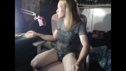 Snapshot of olivia661 chatting on March 2026 03:06:02 AM StonerBratOlivia online show from March 2026 03:06:02 AM
