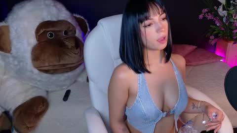 Snapshot of oliviamcneill chatting on January 2025 02:06:01 AM Olivia Mcneill online show from January 2025 02:06:01 AM