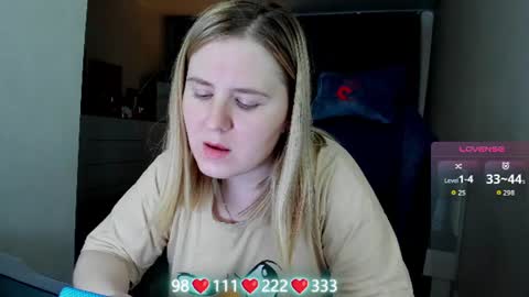 Snapshot of oliviamunk chatting on June 2026 04:33:02 AM . online show from June 2026 04:33:02 AM
