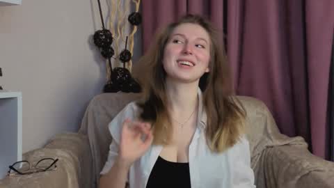 Snapshot of oliviavele chatting on November 2025 06:14:01 PM Kylie online show from November 2025 06:14:01 PM