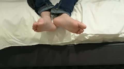 Snapshot of pantslesstraveler_plt chatting on March 2025 01:47:01 AM PantsLessTraveler online show from March 2025 01:47:01 AM