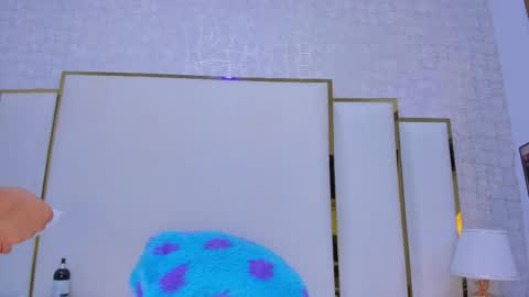 Paola  online show from November 2025 01:55:02 PM