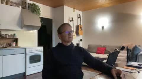 Snapshot of papa_show chatting on January 2025 03:18:01 PM papa_show online show from January 2025 03:18:01 PM