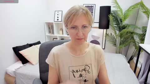 Snapshot of paris_cherry chatting on October 2025 08:20:02 PM Paris online show from October 2025 08:20:02 PM