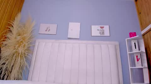 Pau online show from November 2025 07:24:01 PM