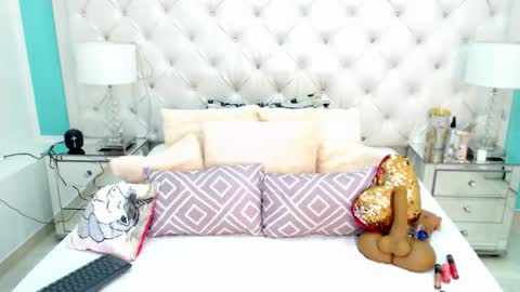 Penelope Laurent online show from November 2025 12:27:02 PM