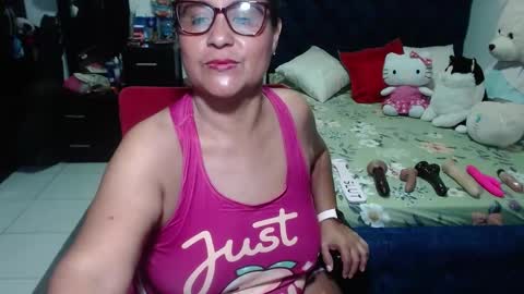 Snapshot of pervert_mommy_x chatting on September 2025 11:43:01 AM SAMY online show from September 2025 11:43:01 AM