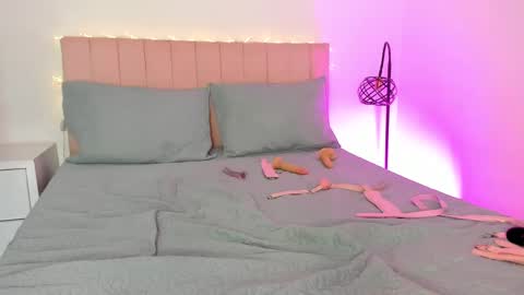 Danna  online show from February 2025 12:28:01 PM