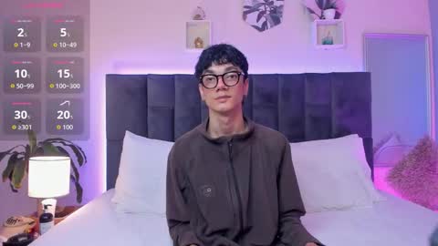 Snapshot of phillicious_ chatting on September 2025 09:38:01 PM Phillip online show from September 2025 09:38:01 PM