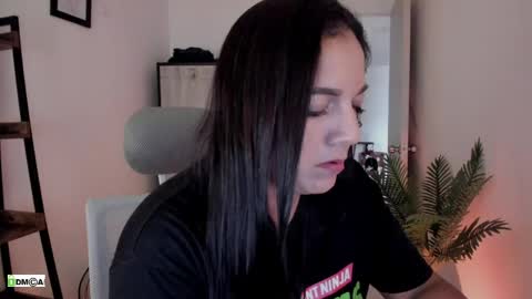 Snapshot of pink_kitten_ chatting on May 2026 12:12:01 PM Eli online show from May 2026 12:12:01 PM