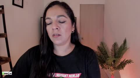 Snapshot of pink_kitten_ chatting on May 2026 07:59:02 PM Eli online show from May 2026 07:59:02 PM
