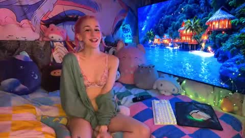 Gwenie online show from March 2025 07:32:01 AM