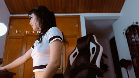 Snapshot of poeeticaa_ chatting on February 2025 03:04:01 PM IG ipoetica online show from February 2025 03:04:01 PM