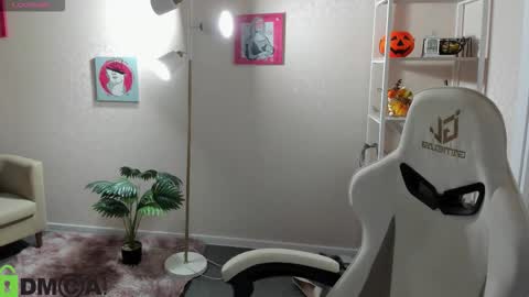 Polly online show from December 2025 01:00:01 AM