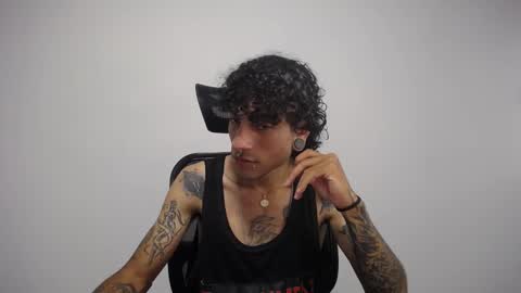 Snapshot of present_the_magic chatting on February 2025 09:03:02 PM Plux online show from February 2025 09:03:02 PM