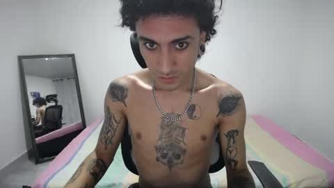 Snapshot of present_the_magic chatting on April 2026 05:08:01 AM Plux online show from April 2026 05:08:01 AM