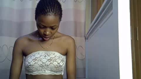 Snapshot of pretty_petite24 chatting on January 2025 06:06:01 AM pretty_petite24 online show from January 2025 06:06:01 AM