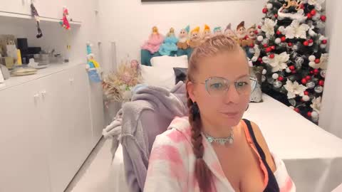 Snapshot of prettyblackeyes chatting on December 2024 03:41:01 AM wilma online show from December 2024 03:41:01 AM