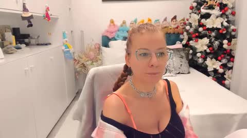 Snapshot of prettyblackeyes chatting on December 2024 07:20:01 AM wilma online show from December 2024 07:20:01 AM
