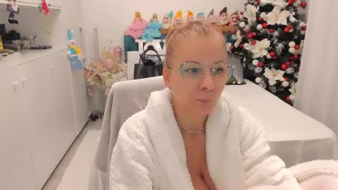 Snapshot of prettyblackeyes chatting on December 2024 01:42:01 AM wilma online show from December 2024 01:42:01 AM
