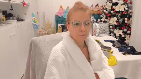 Snapshot of prettyblackeyes chatting on December 2024 06:39:01 AM wilma online show from December 2024 06:39:01 AM