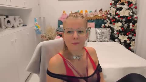 Snapshot of prettyblackeyes chatting on December 2024 09:15:02 PM wilma online show from December 2024 09:15:02 PM