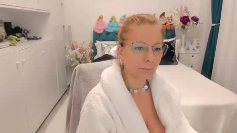 Snapshot of prettyblackeyes chatting on January 2025 06:42:02 AM wilma online show from January 2025 06:42:02 AM