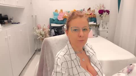 Snapshot of prettyblackeyes chatting on February 2025 06:31:01 AM wilma online show from February 2025 06:31:01 AM
