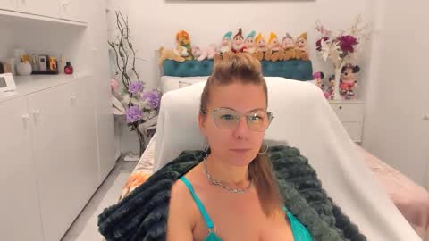 Snapshot of prettyblackeyes chatting on October 2025 09:26:02 PM wilma online show from October 2025 09:26:02 PM