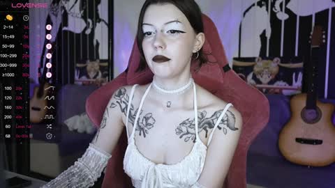 Snapshot of prettybones chatting on December 2024 01:11:02 PM Violet online show from December 2024 01:11:02 PM