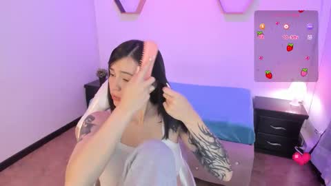 Snapshot of purple_slut_ chatting on November 2025 04:24:02 AM Anna online show from November 2025 04:24:02 AM